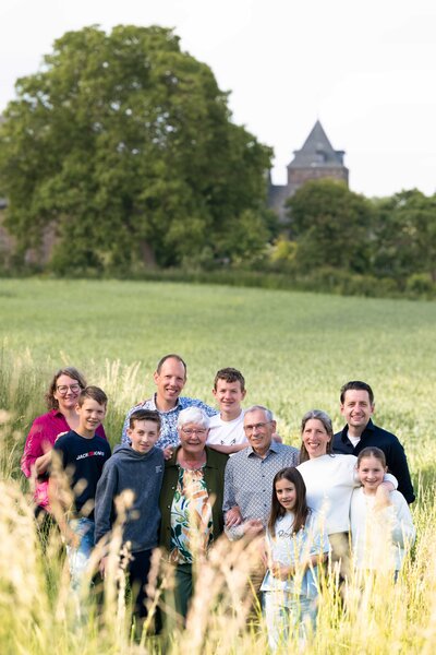 Moeder en dochter poseren samen tijdens een warme en spontane fotoshoot in de studio van Studio 2Shoot in Eijsden.