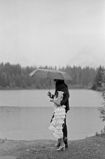couple with umbrella in Seattle by best Washington photographer Mo Davis