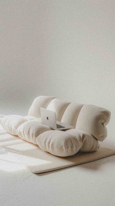 Weißes Sofa in einem Studio
