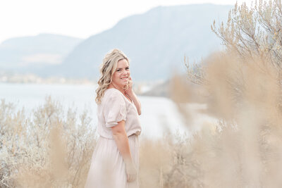 kelowna photographer and mom of two in a field
