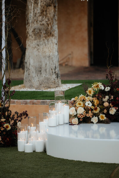 Fall wedding flowers at Royal Palms Resort in Scottsdale AZ features moody wedding flowers designed by Snapdragon Bloom Bar