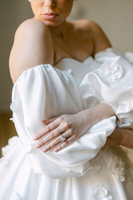 Portrait d'une mariée élégante portant une robe de mariage à manches et romantique.