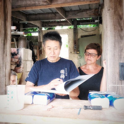 Shozo Mitchikawa en Dominique Tielens tijdens een het signeren van zijn keramiekboek
