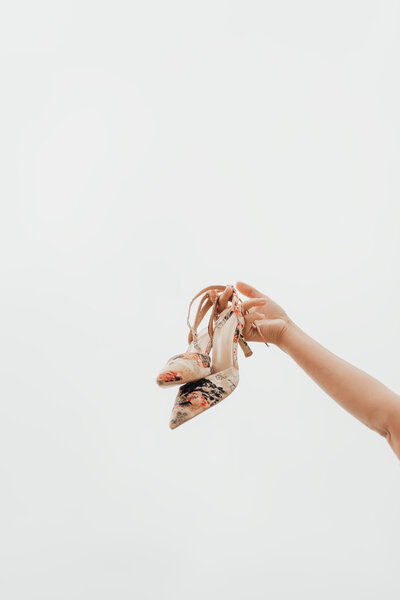 bride with her bridesmaids