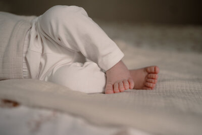Detailfoto van de voetjes van een pasgeboren baby tijdens een newbornshoot