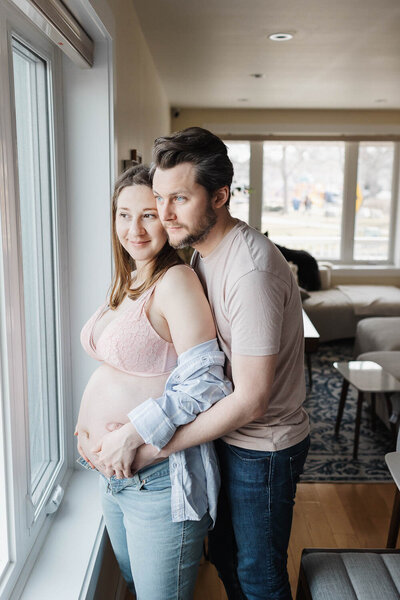 cozy maternity session captured in Toronto Home