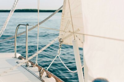 Nahaufnahme Reling und Leine eines geöffneten Segels