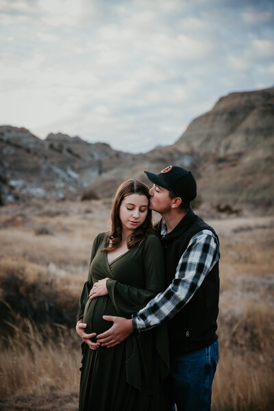 Wedding and engagement photography at Makoshika State Park in Glendive, MT, capturing couples in breathtaking natural settings, offering dramatic landscapes and unforgettable memories.
