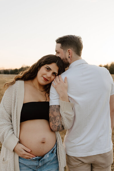 pregnant-maternity-woman-with-husband-meg-pearson-photography-midwest
