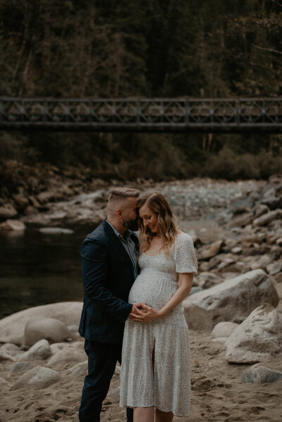 maternity couple at golden ears