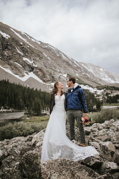 colorado wedding photos outside in front of mountains