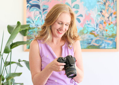 Woman Dslr Camera Shooting Pose How Stock Photo 712745086  Shutterstock