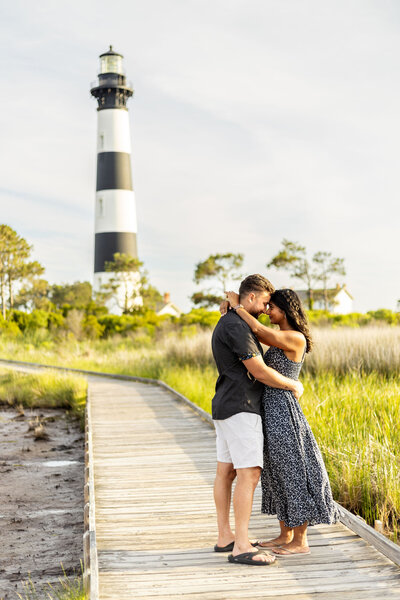 Couple at Bodie Island lighthouse in outerbanks nc