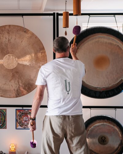 Lydéric Auclair, en séance de bain de gongs