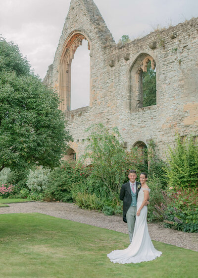 chloe-winstanley-weddings-southwell-minster-gardens-ruins