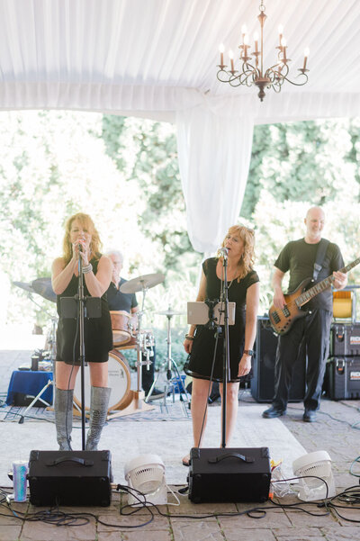 Singers singing at an event at Chateau Lill