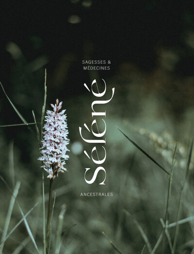 Logo Séléné, format vertical, incrusté sur un fond végétal avec une fleur blanche.