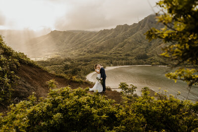 couple kissing at viewpoint in hawaii