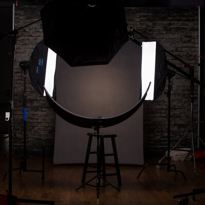 Behind the scenes phot of a professional headshot studio