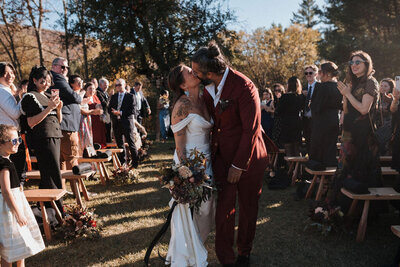 couple outside catskill ny wedding venue
