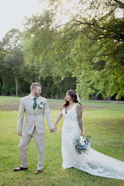 bride and groom pics at east texas wedding venue near mt vernon texas wedding venues near me outdoor ceremony the rosewood venue