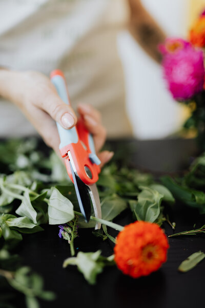 kaboompics_a-beautiful-woman-florist-makes-a-bouquet-17645