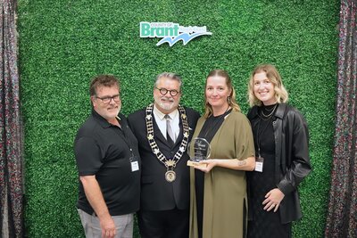 JWH award jancie, Darren, Corinne and county Mayor 