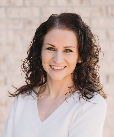 Headshot of Tara Dakin Sauer, Trauma therapist in Denver