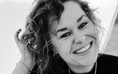 fotograaf susan met grote lach en hand in krullend haar