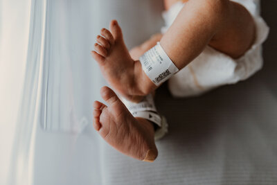 Baby feet from 48 hour photography session at prentice women's hospital Chicago