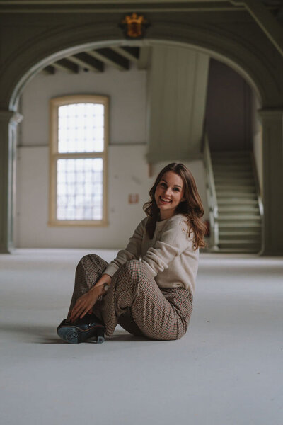 Portretfoto van Rianne, gefocust en aan het werk als Virtual Executive Assistant voor drukbezette professionals.