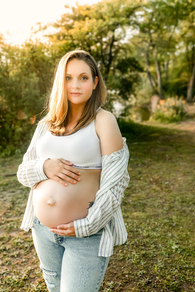 A golden hour park session with a pregnant mom-to-be
