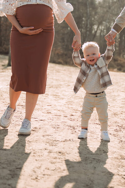 zwangere mama samen met kindje