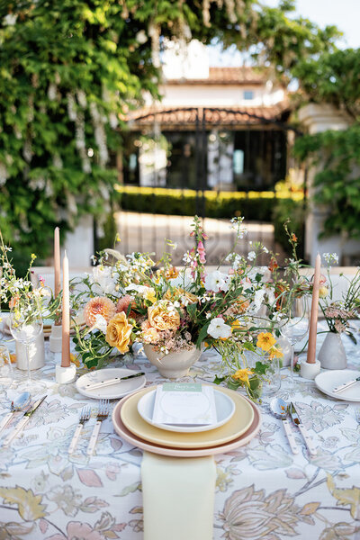 Floral wedding table by Kansas City wedding photographer Abbey Regnier.
