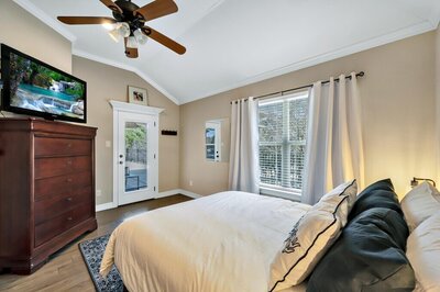 Bedroom with Queen bed and flat screen TV in this three-bedroom, two-bathroom vacation rental lake house that sleeps eight just steps away from Stillhouse Hollow Lake in Belton, TX.