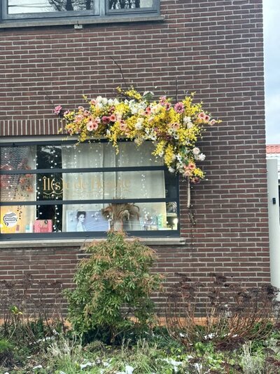 Koppel met romantische bloemen huwelijk