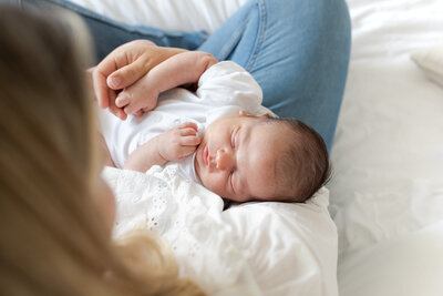 baby in slaap kleine handjes