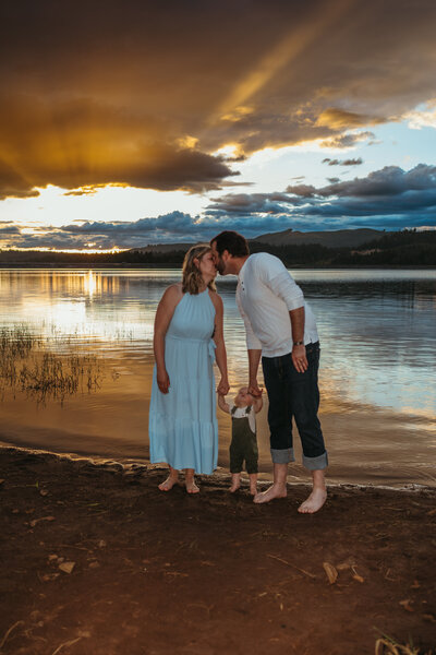 What to wear for spring maternity photos in the PNW