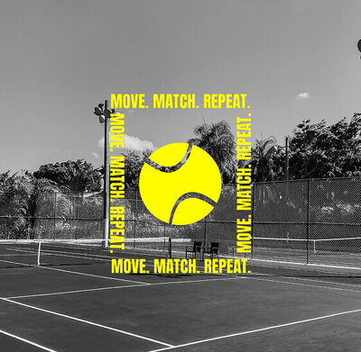 Maquette de présentation de l'identité visuelle de The Ace Club, qui représente une ambiance énergique et sportive. L'image montre un terrain de tennis avec le logo icone de la marque.