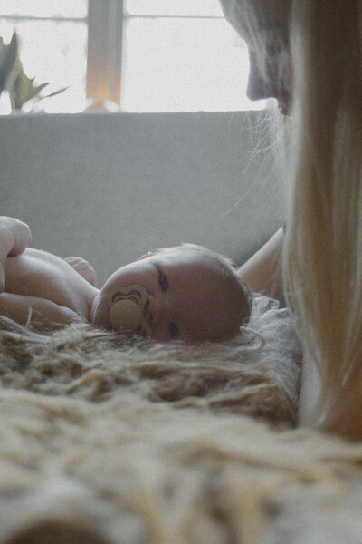 baby med mamma / newborn baby with mother.