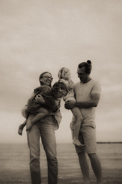 photographe alpes maritimes pour des photos de famille joyeuses a la plage