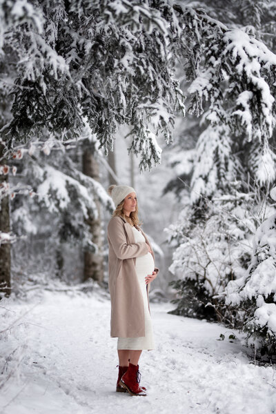 seance photo neige future maman - photographe grossesse neuchatel - berangere photographie