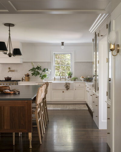 Bold entryway design by Kira David