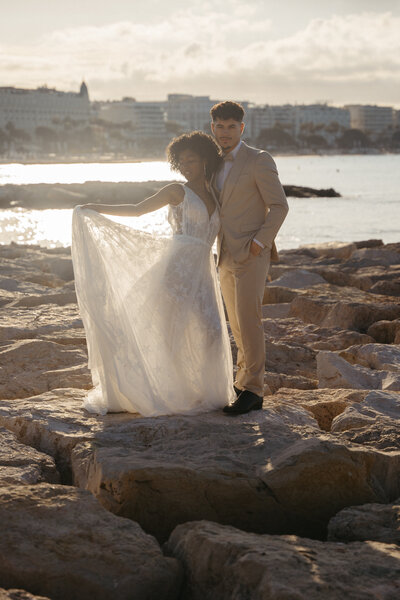 Couple eloping on the beach in Cannes