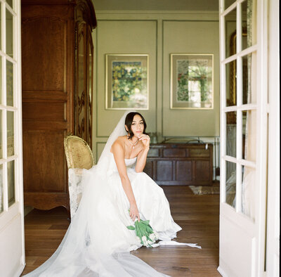 bride holding  tuliips on wedding day