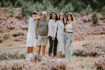 Eine fünfköpfige Familie bei einem Outdoor Familien-Foto-Shooting in der Natur bei Aachen
