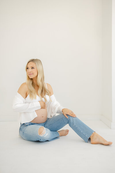 beautiful mom poses lodi maternity session in a studio