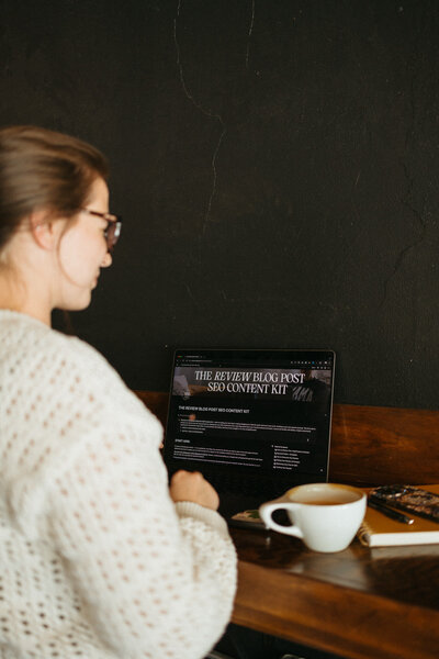 Mckayla of The Comma Mama Co teaching how to write a review blog post for your favorite tools and products.