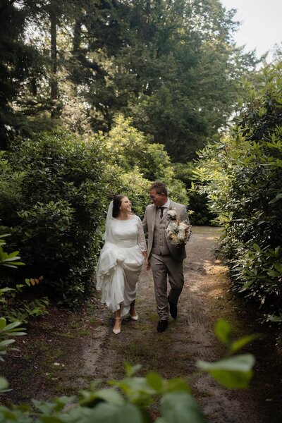 Getrouwd koppel in bos, gefotografeerd door trouwfotograaf Julia de Groot uit Utrecht