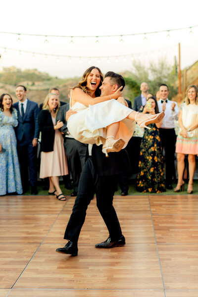 couple kissing